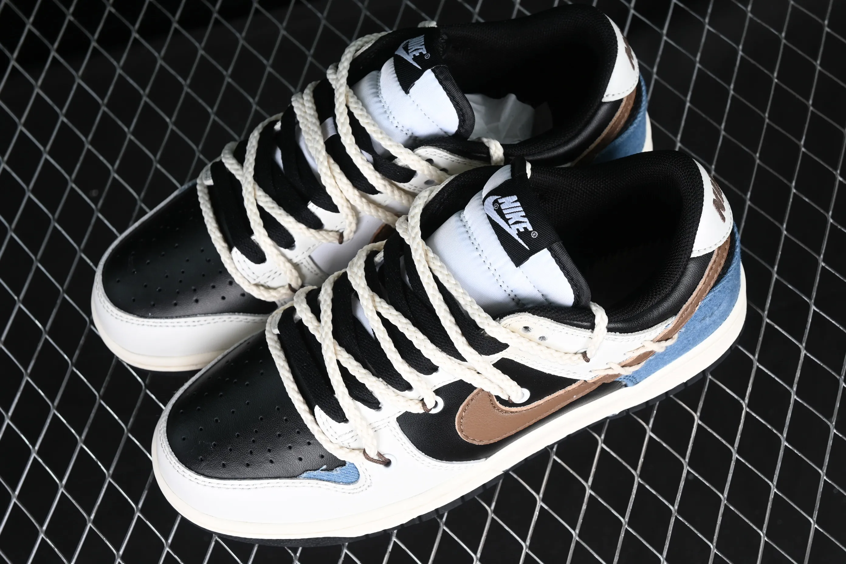 All Categories Nk SB Dunk Series Nk SB Dunk Low Low-top sneakers Nk Dunk Low College style Denim deconstruction Hand-stitched Customized SB strap low-top casual sneakers DD1391-100